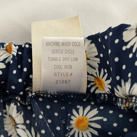 Girl pant size Small 7/8 , Navy Blue daisy and polka dot elastic waist - Picture 8 of 10